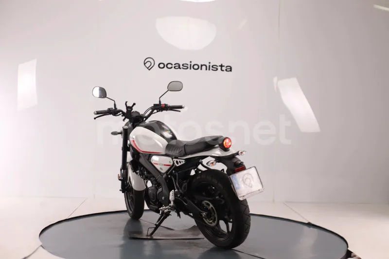 Yamaha XSR125 - Vista 4