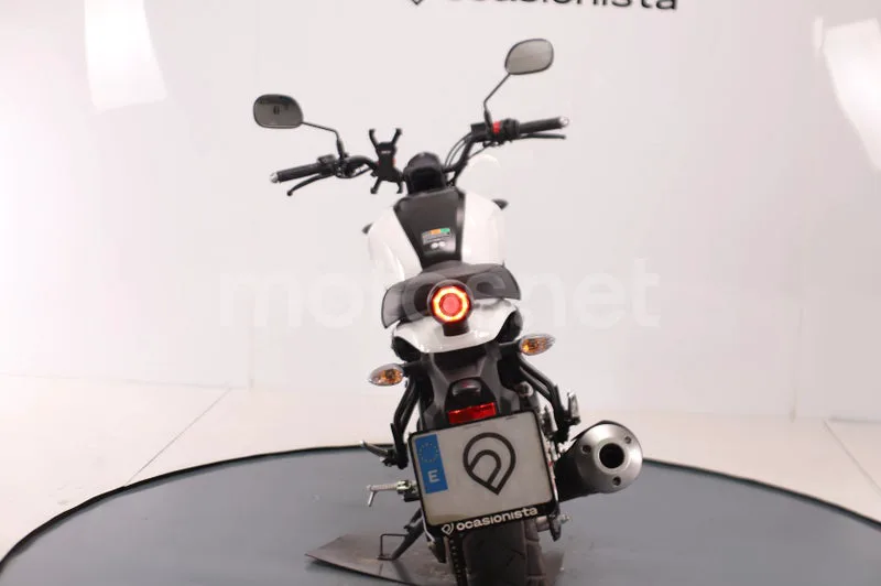 Yamaha XSR125 - Vista 10