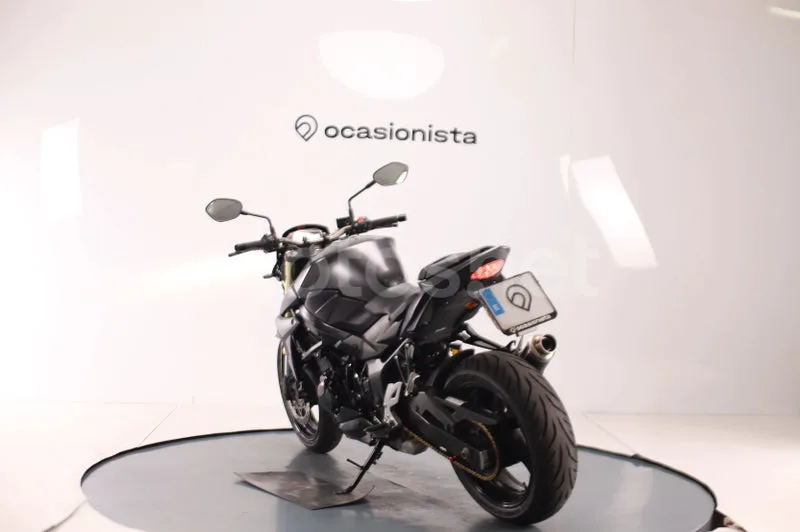 Suzuki GSR750 - Vista 4