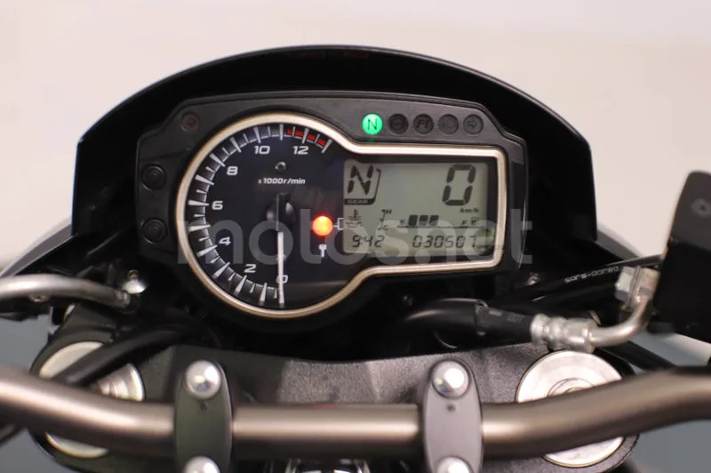 Suzuki GSR750 - Vista 6