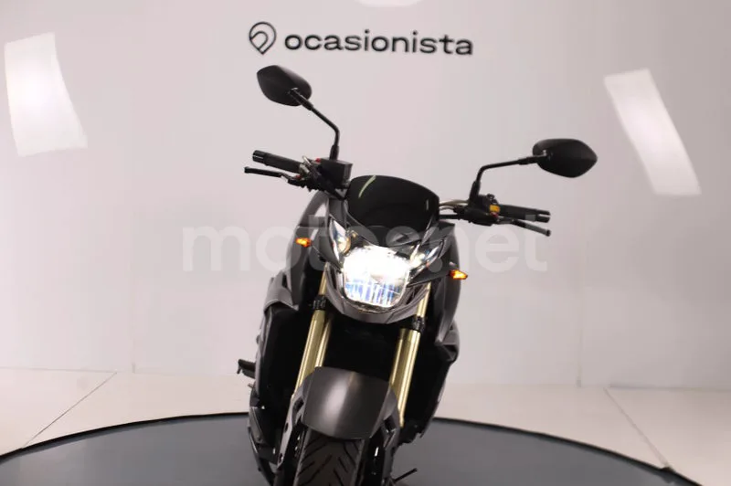 Suzuki GSR750 - Vista 9
