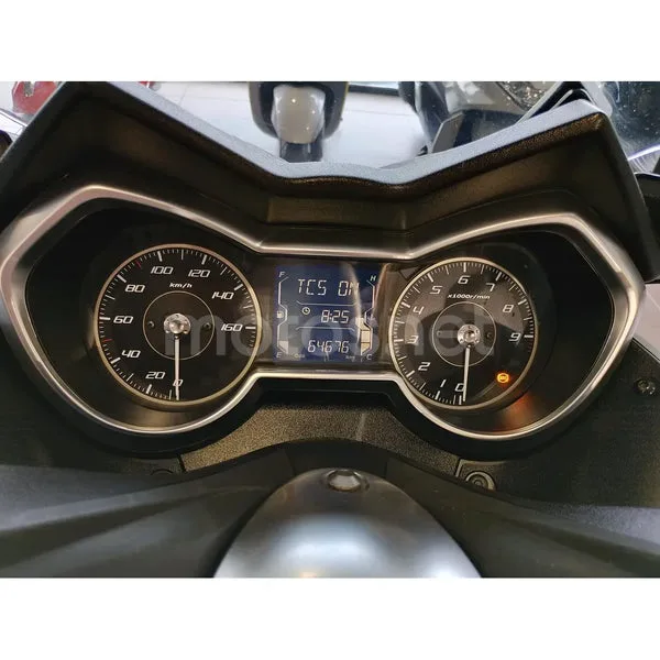 Yamaha XMAX 300 - Vista 5