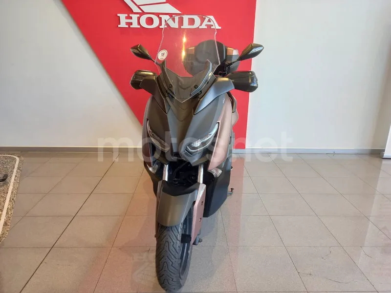 Yamaha XMAX 300 - Vista 3