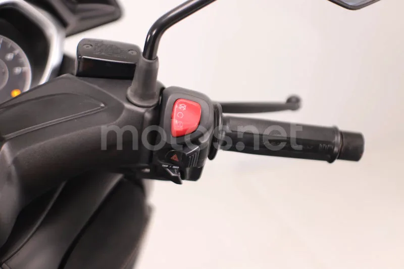 Yamaha XMAX 300 - Vista 9