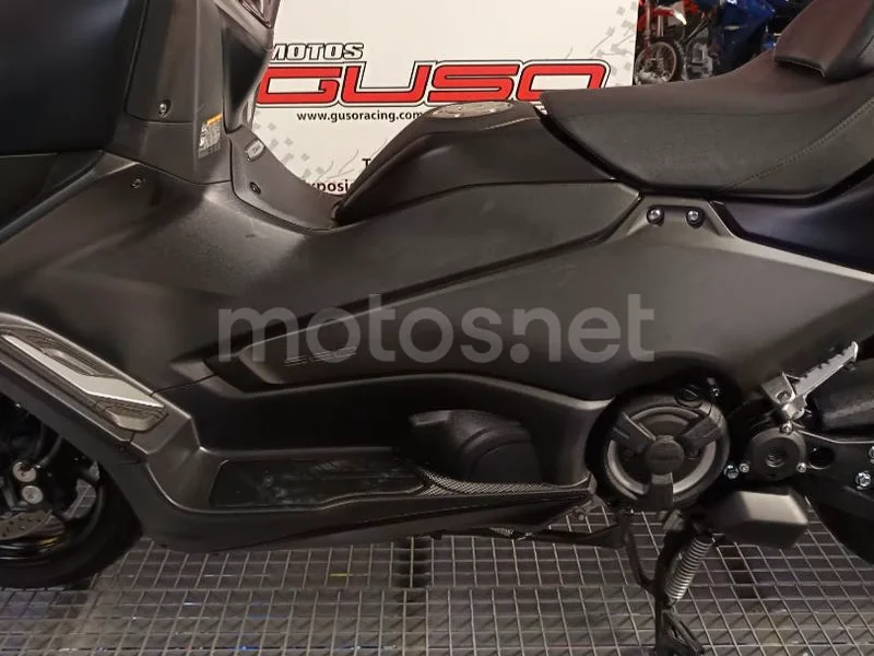 Yamaha TMAX - Vista 11