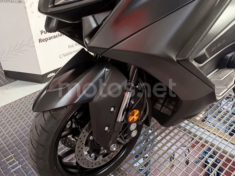 Yamaha TMAX - Vista 13