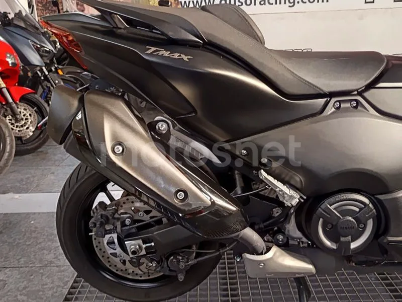 Yamaha TMAX - Vista 17