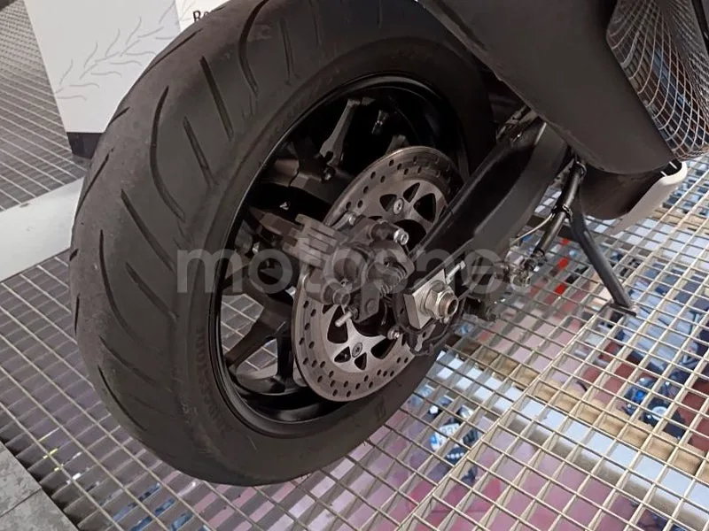 Yamaha TMAX - Vista 18