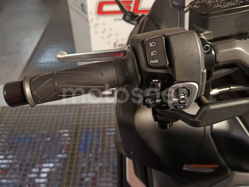 Yamaha TMAX - Vista 20