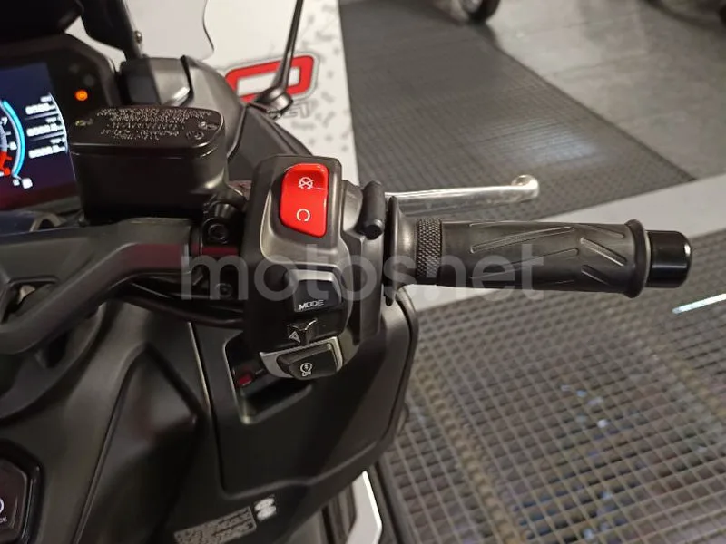 Yamaha TMAX - Vista 21