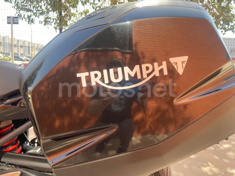 Triumph Sprint ST - Vista 12