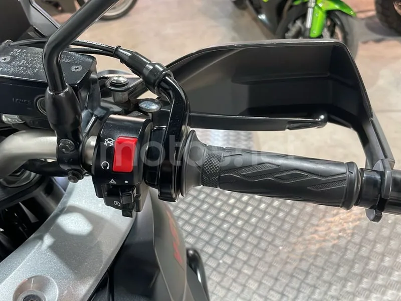 Suzuki V-Strom 1000 - Vista 11