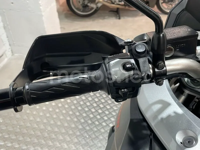 Suzuki V-Strom 1000 - Vista 10