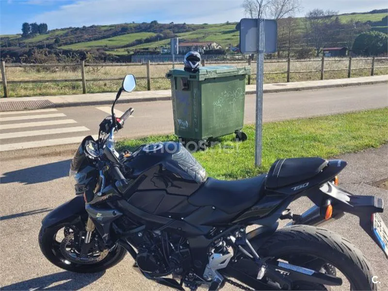 Suzuki GSR750 - Vista 4