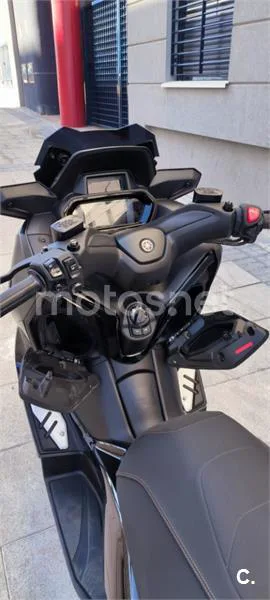 Yamaha XMAX 300 - Vista 8