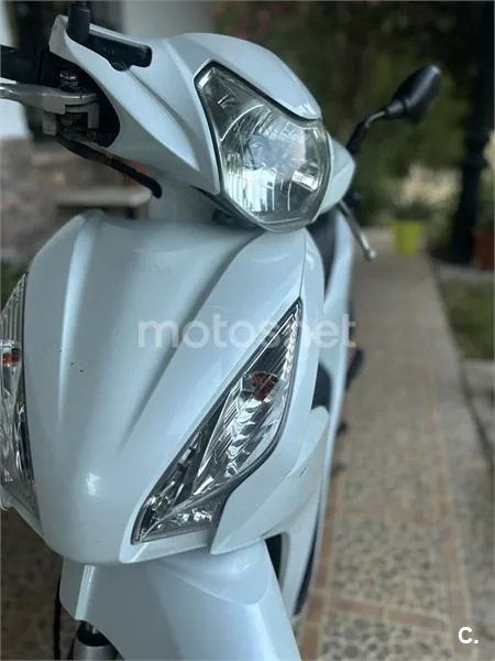Honda Vision - Vista 3