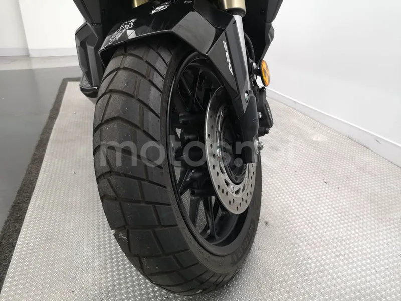 Honda ADV350 - Vista 11
