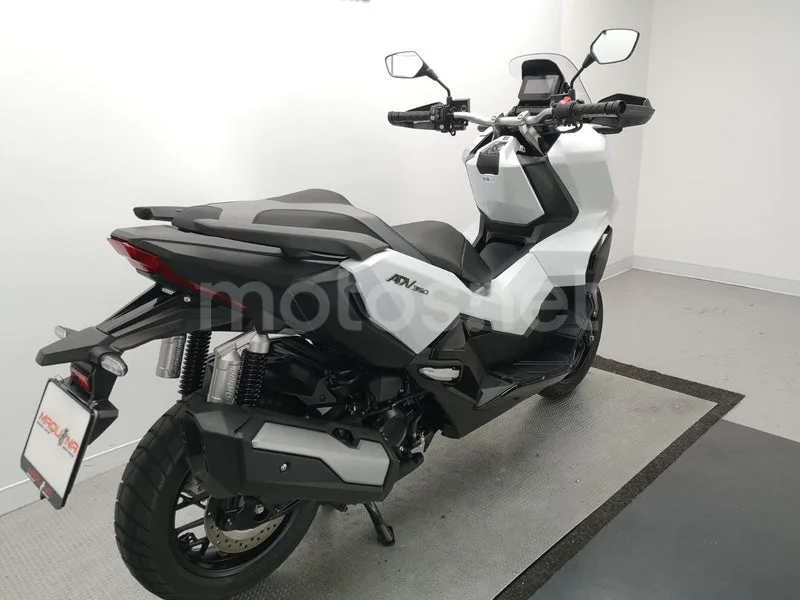 Honda ADV350 - Vista 4