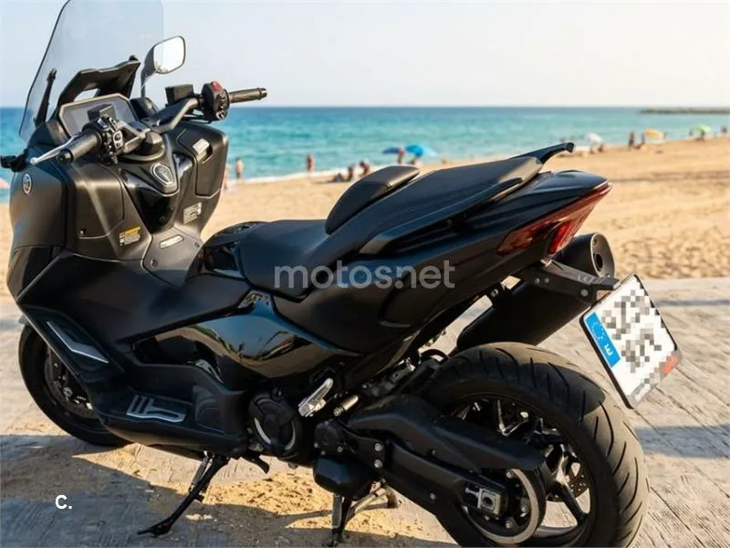 Yamaha TMAX - Vista 4