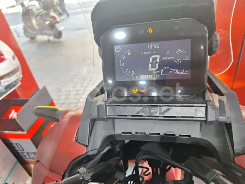 Honda ADV350 - Vista 4