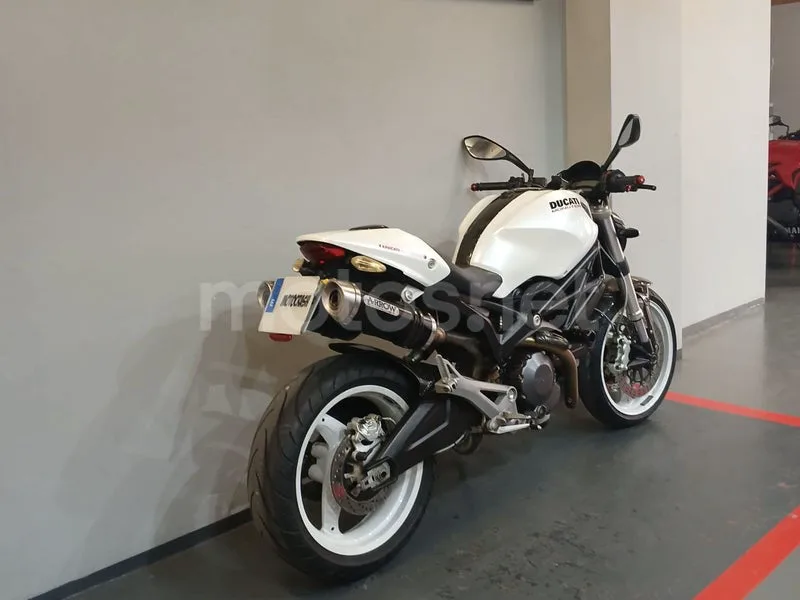 Ducati Monster 696 - Vista 3