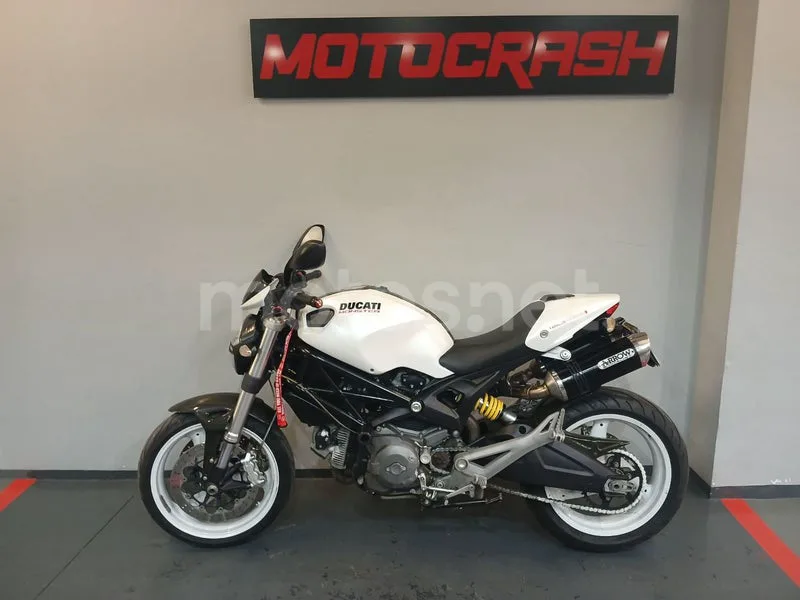 Ducati Monster 696 - Vista 4