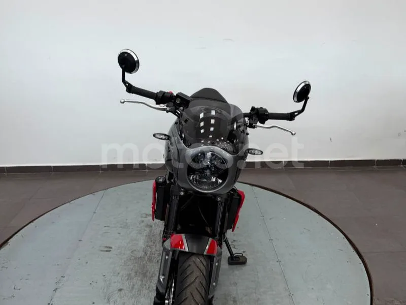 Triumph Trident 660 - Vista 15