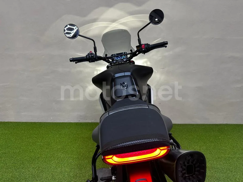 Husqvarna Svartpilen 801 - Vista 8