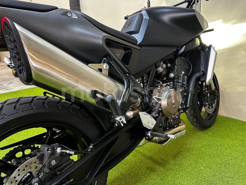 Husqvarna Svartpilen 801 - Vista 10