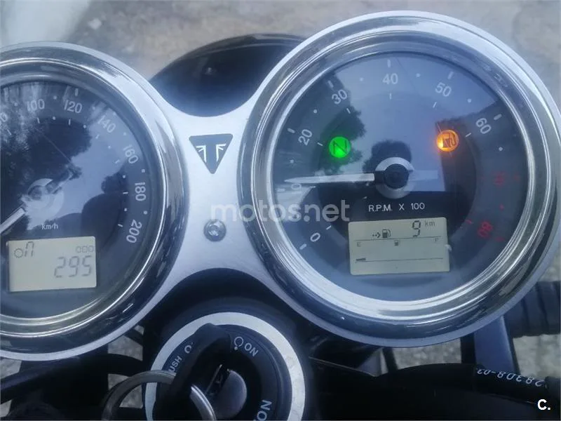 Triumph Bonneville T100 - Vista 5