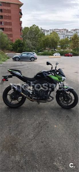 Kawasaki Z400 - Vista 3