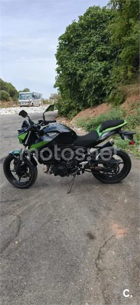 Kawasaki Z400 - Vista 4
