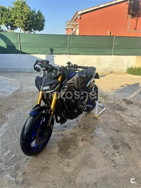 Yamaha MT-09 - Vista 15