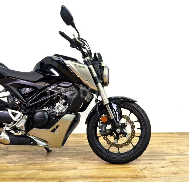 Honda CB125R - Vista 4