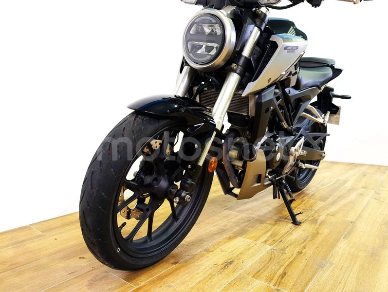 Honda CB125R - Vista 6