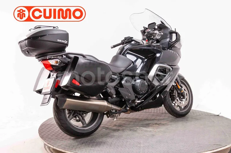 Triumph Trophy SE - Vista 9