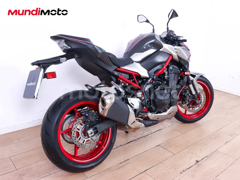 Kawasaki Z900 - Vista 3