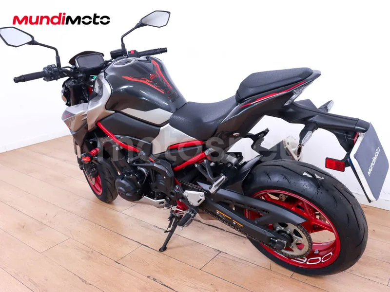 Kawasaki Z900 - Vista 8