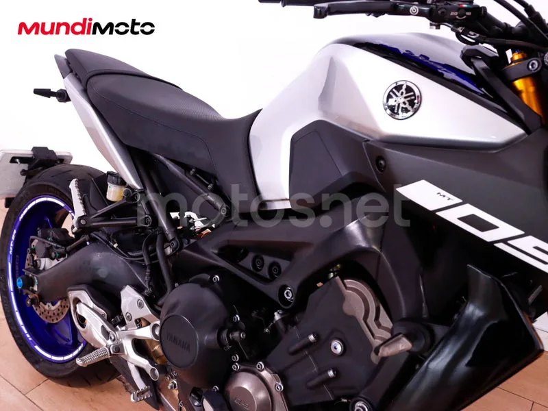 Yamaha MT-09 - Vista 21