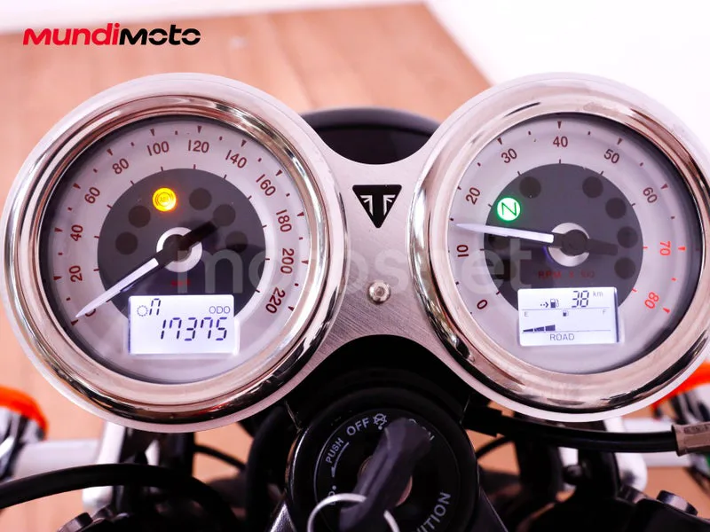 Triumph Thruxton - Vista 12