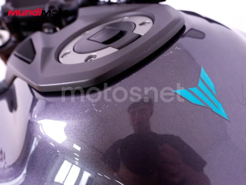 Yamaha MT-09 - Vista 16