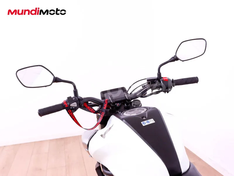 Honda CB125R - Vista 11