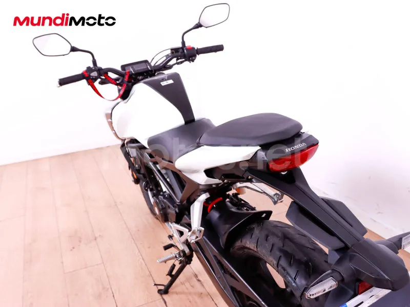Honda CB125R - Vista 9