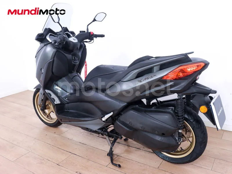 Yamaha TMAX - Vista 8