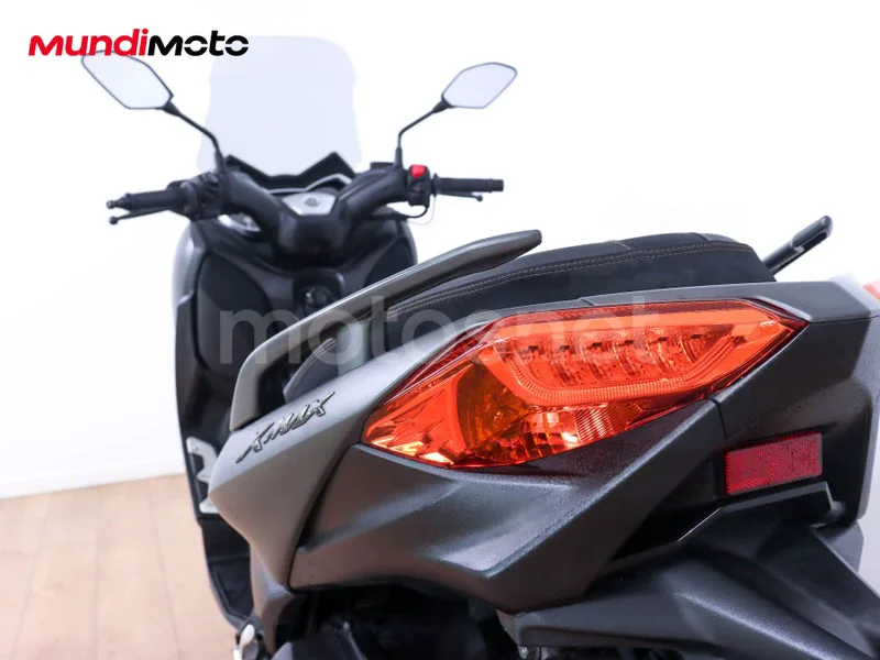 Yamaha TMAX - Vista 9