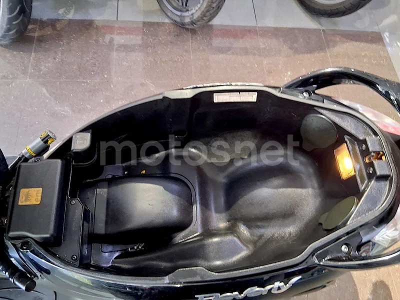 Piaggio Beverly 300 - Vista 15