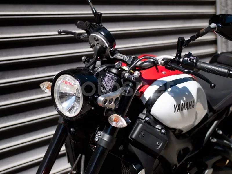 Yamaha XSR900 - Vista 16