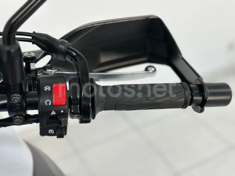 Suzuki V-Strom 1000 - Vista 11