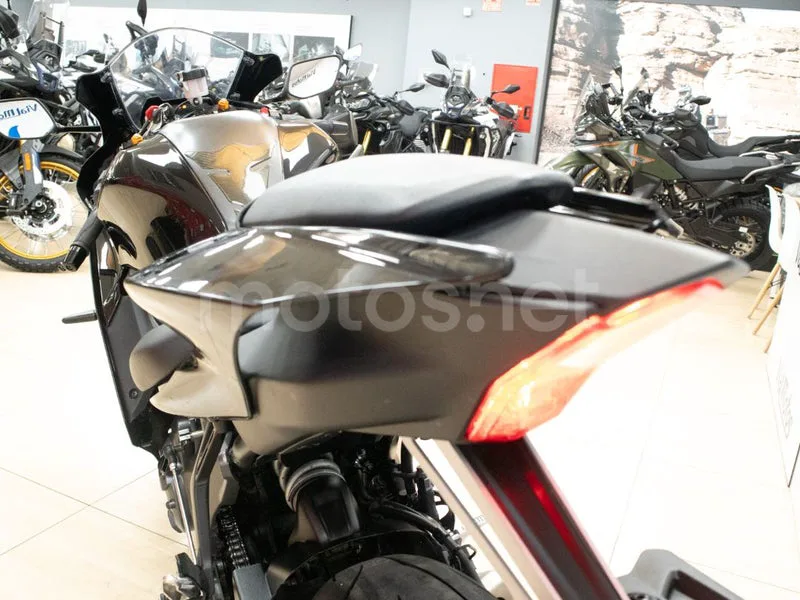 Yamaha YZF-R7 - Vista 19