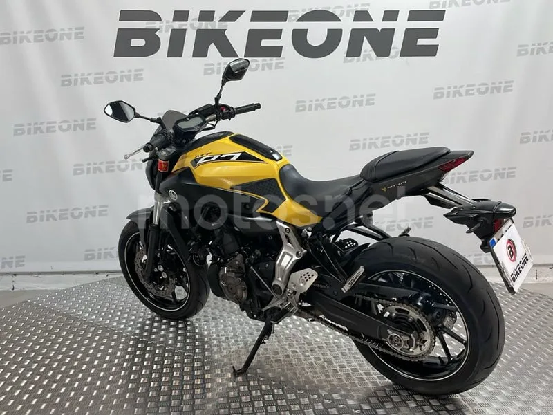 Yamaha MT-07 - Vista 8